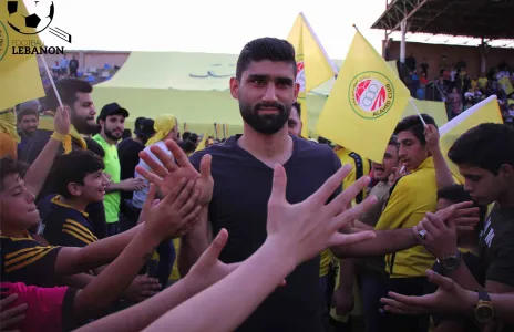 Football Lebanon - العهد يقدم مدافعه الجديد خلال مراسم التتويج