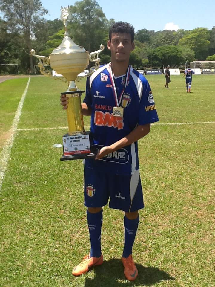 Football Lebanon - طرابلس يختبر مدافع برازيلي من أصول لبنانية 