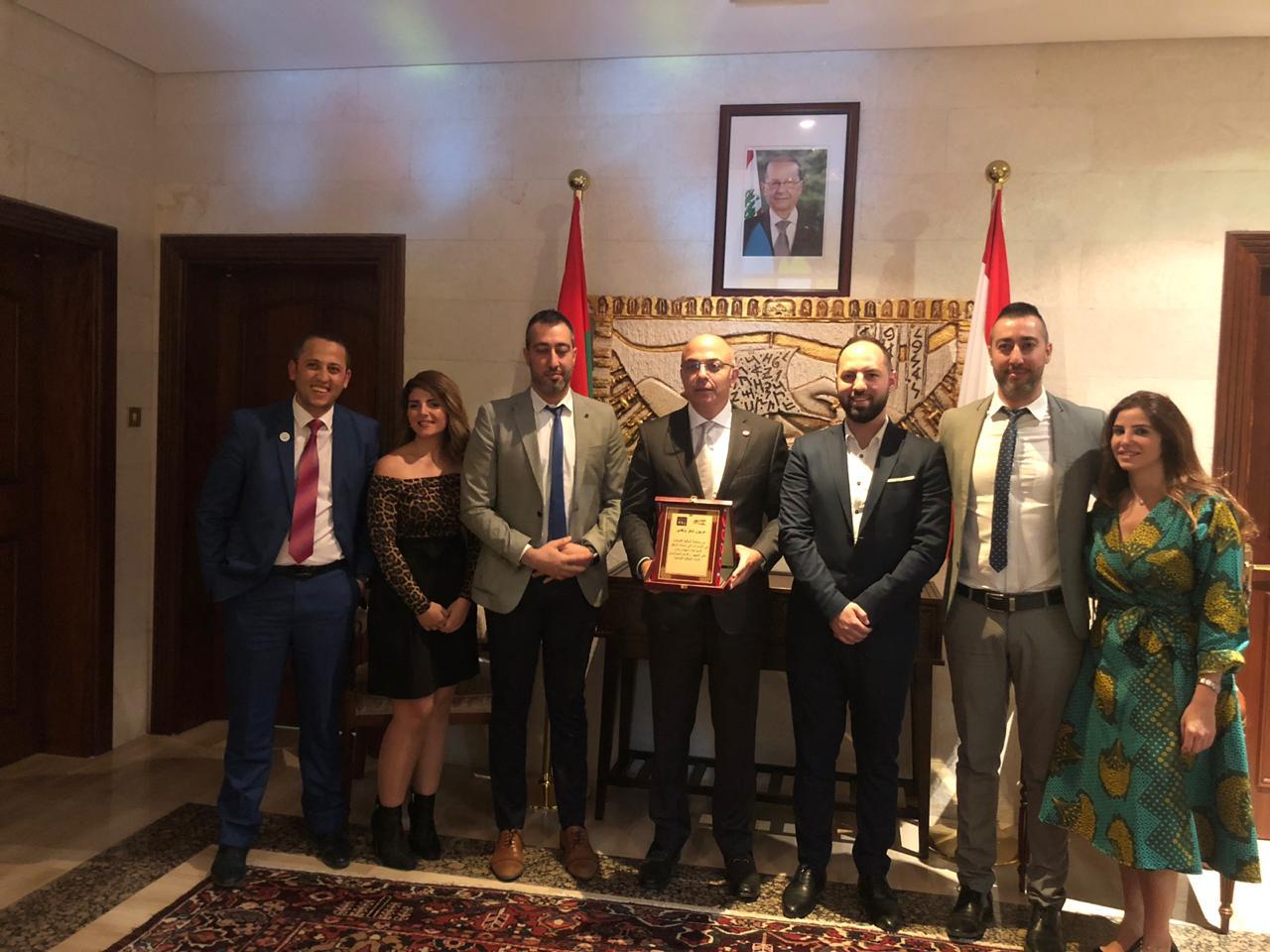 Football Lebanon - السفير يكرّم الشركات الداعمة لأبناء الجالية اللبنانية في بطولة آسيا