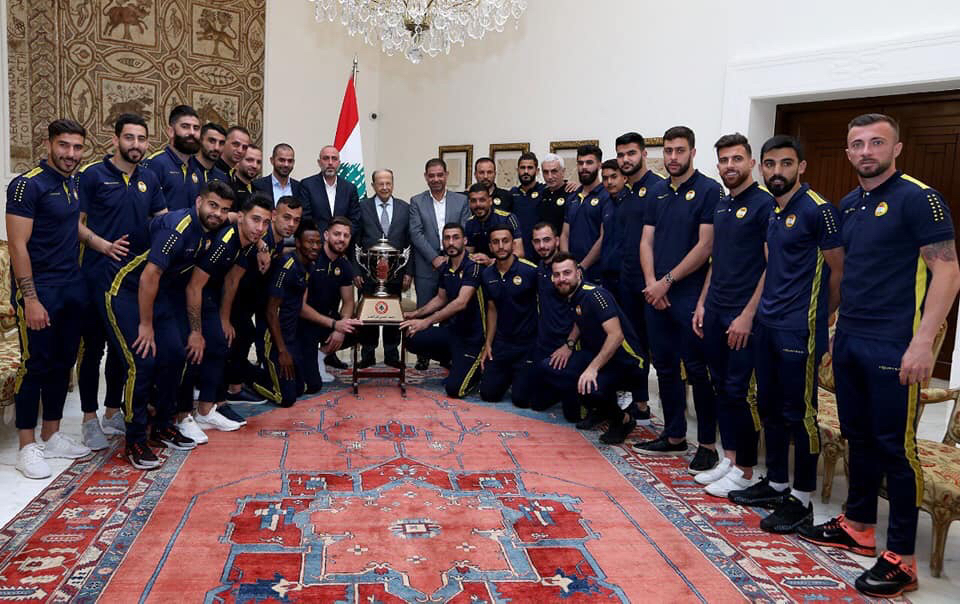 Football Lebanon - العهد يقدم كأس بطولة الدوري الى الرئيس عون