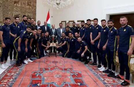 Football Lebanon - العهد يقدم كأس بطولة الدوري الى الرئيس عون
