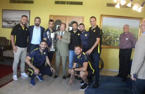 Football Lebanon - العهد يسلم كأس لبنان الى الرئيس لحود