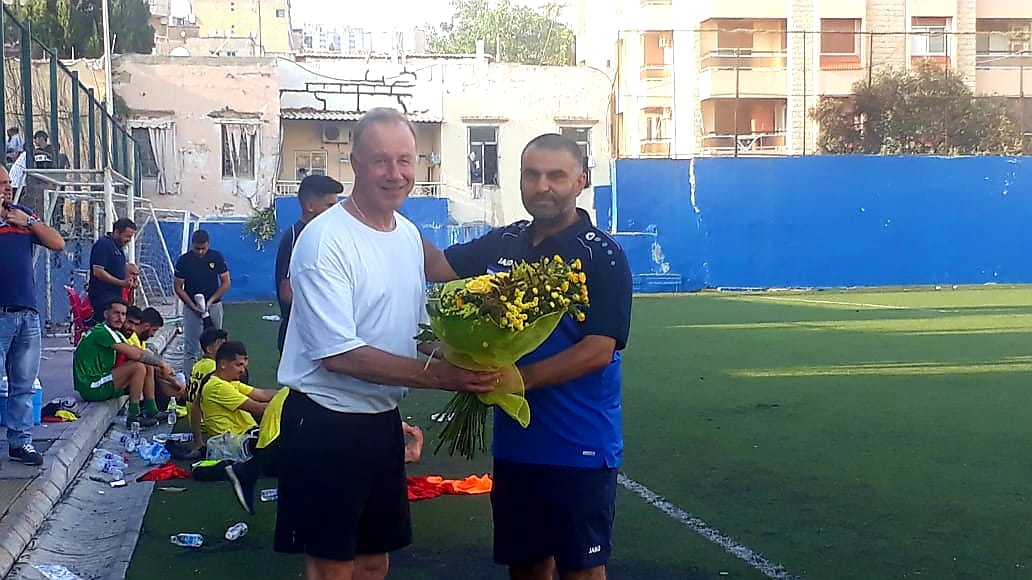 Football Lebanon - الدقة يقدم الزهور لجاسبرت
