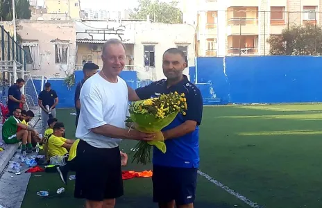 Football Lebanon - الدقة يقدم الزهور لجاسبرت