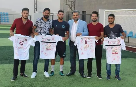 Football Lebanon - الصقال يكرم الشبان الذين قدموا سيرا على الاقدام لحضور الدربي