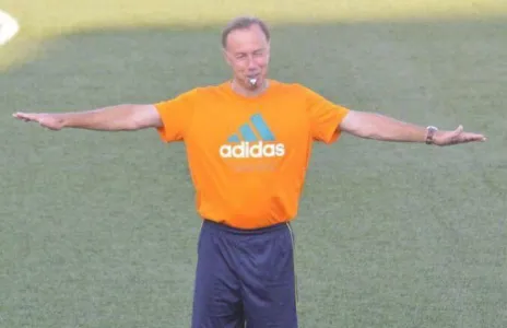 Football Lebanon - مدرب الصفاء وحيدا في التمارين