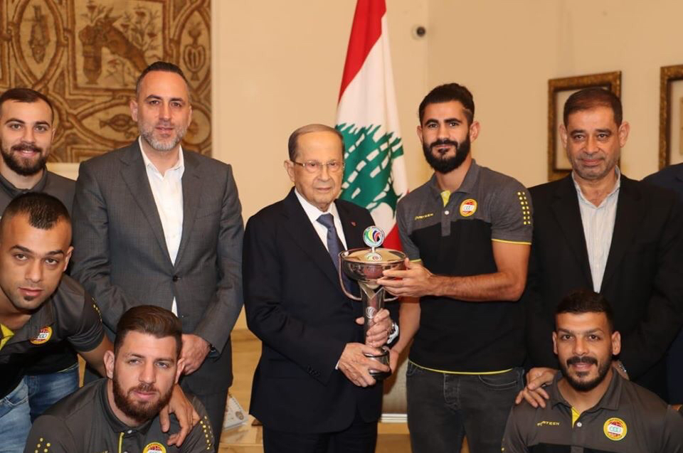 Football Lebanon - العهد يهدي كأس الإتحاد الآسيوي لفخامة رئيس الجمهورية العماد ميشال عون