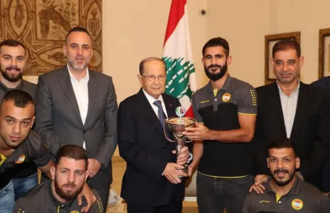 Football Lebanon - العهد يهدي كأس الإتحاد الآسيوي لفخامة رئيس الجمهورية العماد ميشال عون