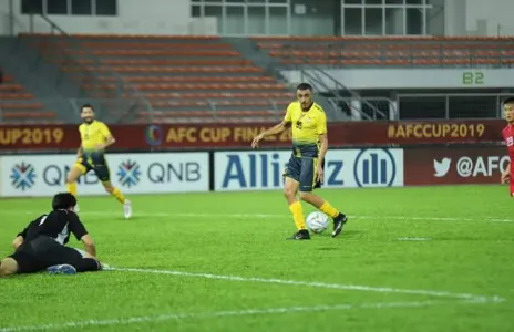 Football Lebanon - العكايشي خارج اسوار نادي العهد 