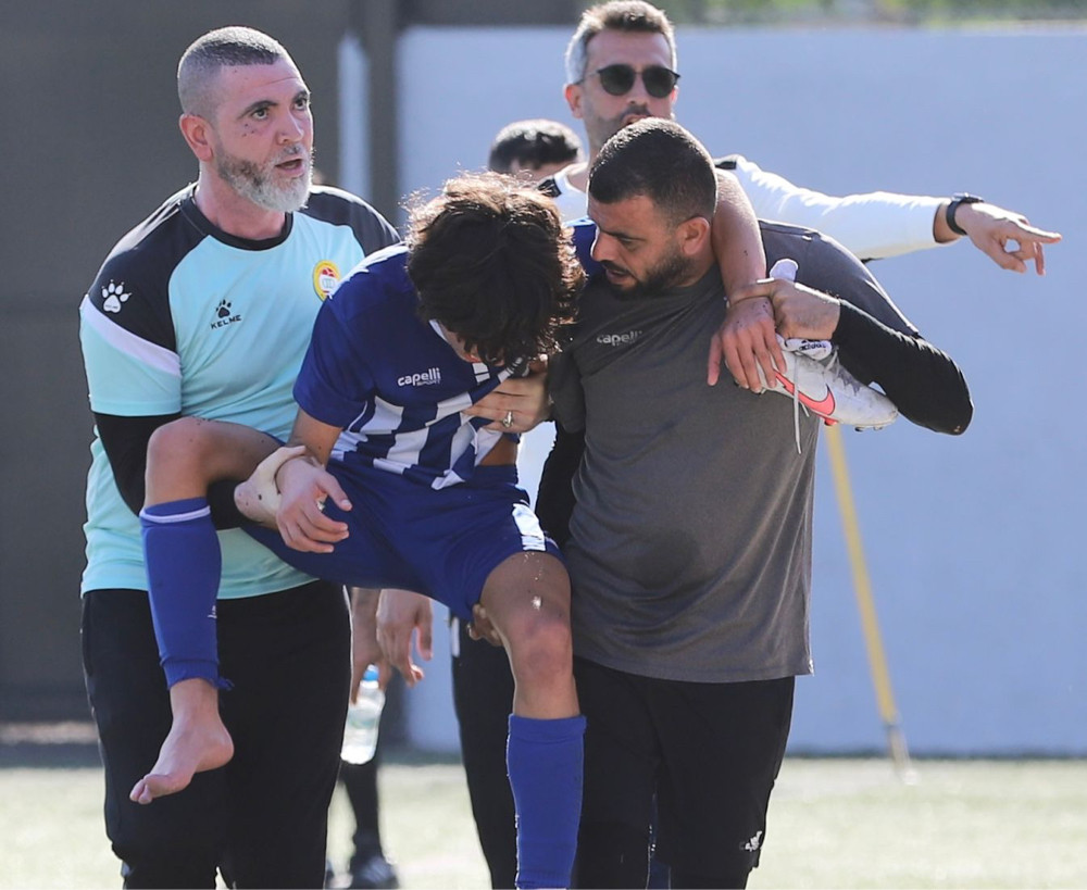 Football Lebanon - نقل لاعب الصفاء إلى المستشفى 