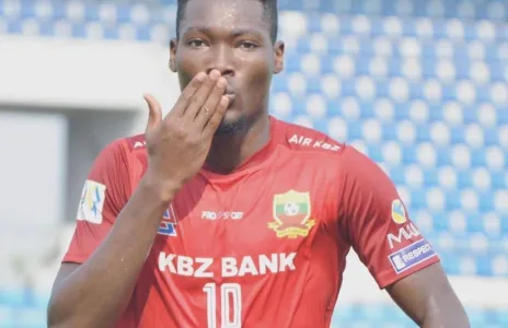 Football Lebanon - النيجيري إيمانيول يوقع للنجمة