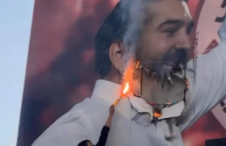 Football Lebanon - جمهور النجمة الغاضب يحرق صورة الصقال