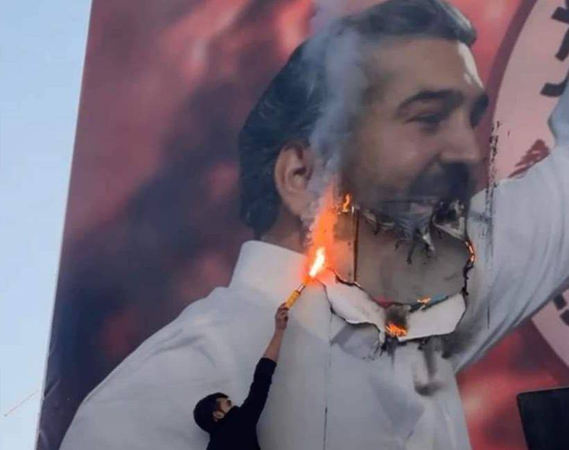 Football Lebanon - جمهور النجمة الغاضب يحرق صورة الصقال