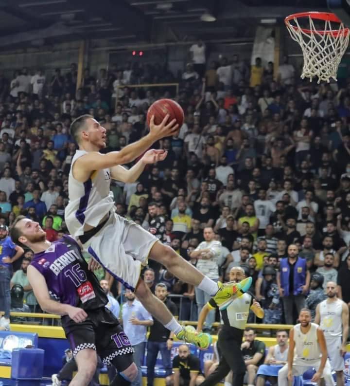 Football Lebanon - الرياضي يفوز وعلى بعد خطوة من اللقب