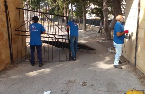 Football Lebanon - الزعني يصلح بوابة ملعب بحمدون