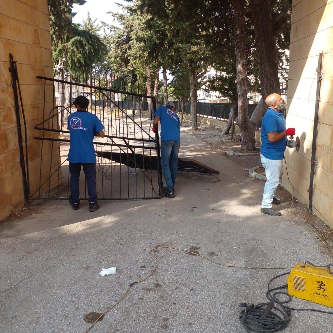 Football Lebanon - الزعني يصلح بوابة ملعب بحمدون