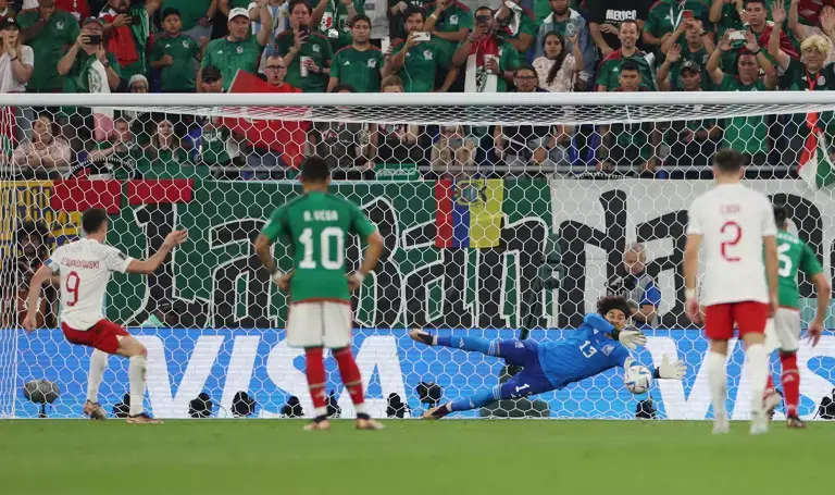 Football Lebanon - أوتشوا يتصدى لركلة جزاء في تعادل المكسيك وبولندا سلبيًا