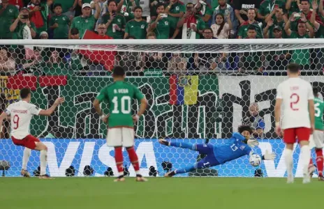 Football Lebanon - أوتشوا يتصدى لركلة جزاء في تعادل المكسيك وبولندا سلبيًا
