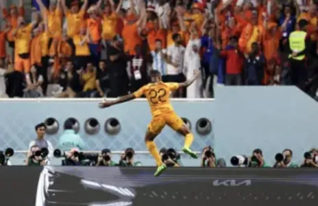 Football Lebanon - دومفريس يقود هولندا إلى ربع نهائي كأس العالم