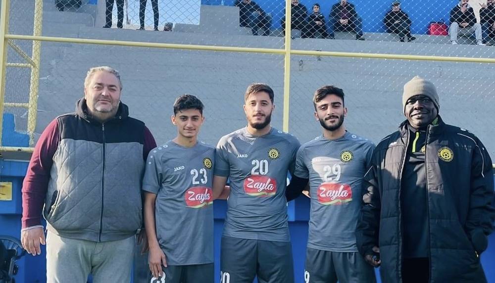 Football Lebanon - رفع ثلاثة لاعبين من فريق الشباب إلى الفريق الأول