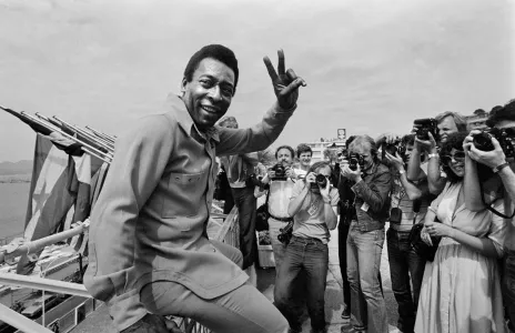 Football Lebanon - كرة القدم ترتدي الأسود بوفاة "الملك" بيليه