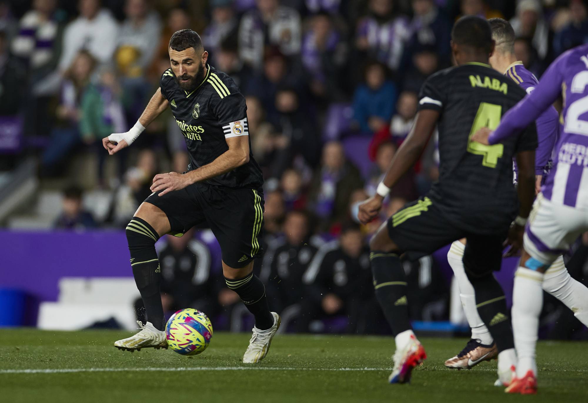 Football Lebanon - بنزيمة يقود ريال إلى انتزاع الصدارة مؤقتاً