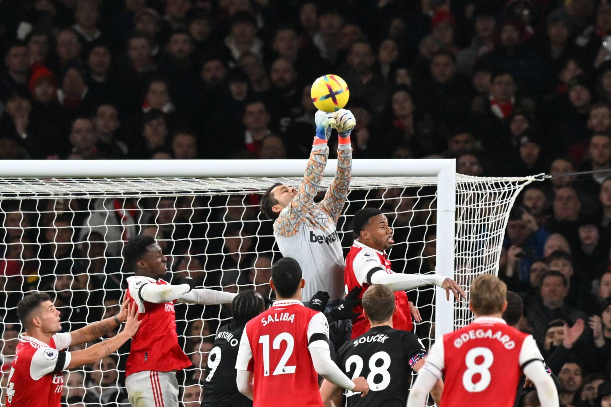 Football Lebanon - أرسنال للابتعاد في الصدارة وسيتي للتعويض