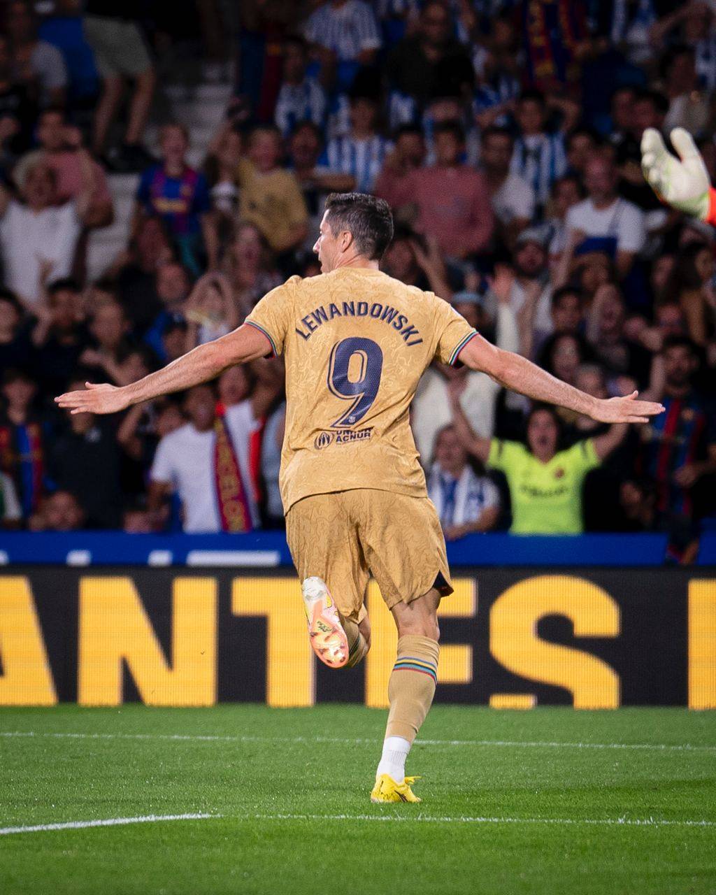 Football Lebanon - ليفاندوفسكي مَوقوف أمام أتليتيكو وخيتافي وخيرونا