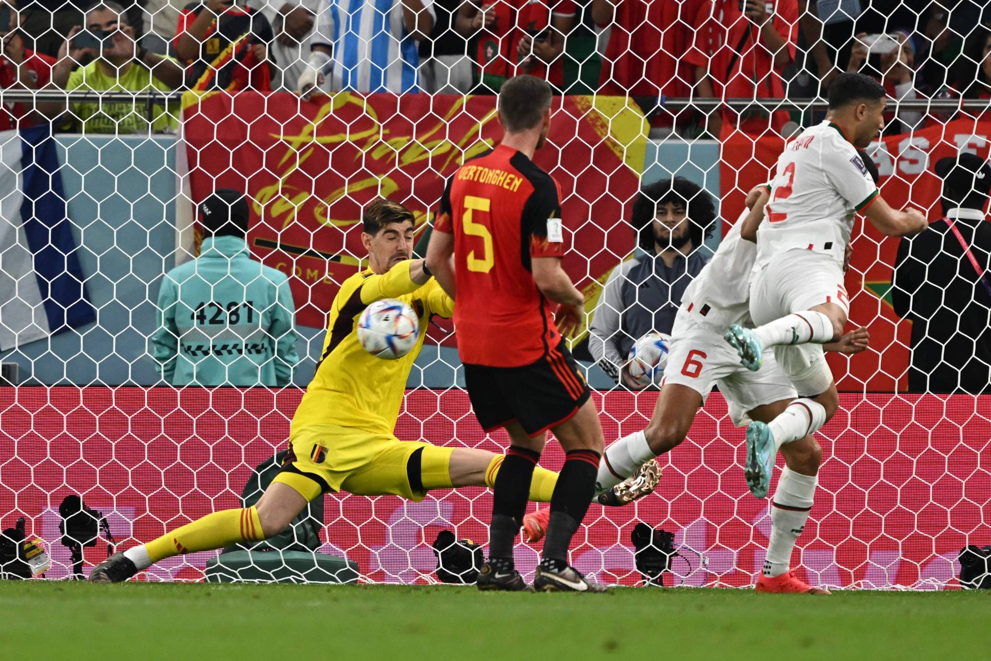 Football Lebanon - لوكاكو وألدرفيرلد يريدان تييري هنري مدرباً للمنتخب