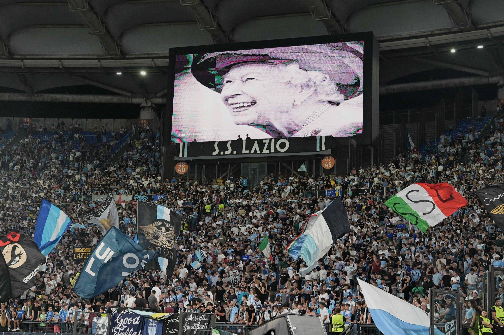 Football Lebanon - إقفال مدرج "كورفا نور" بسبب هتافات عنصرية