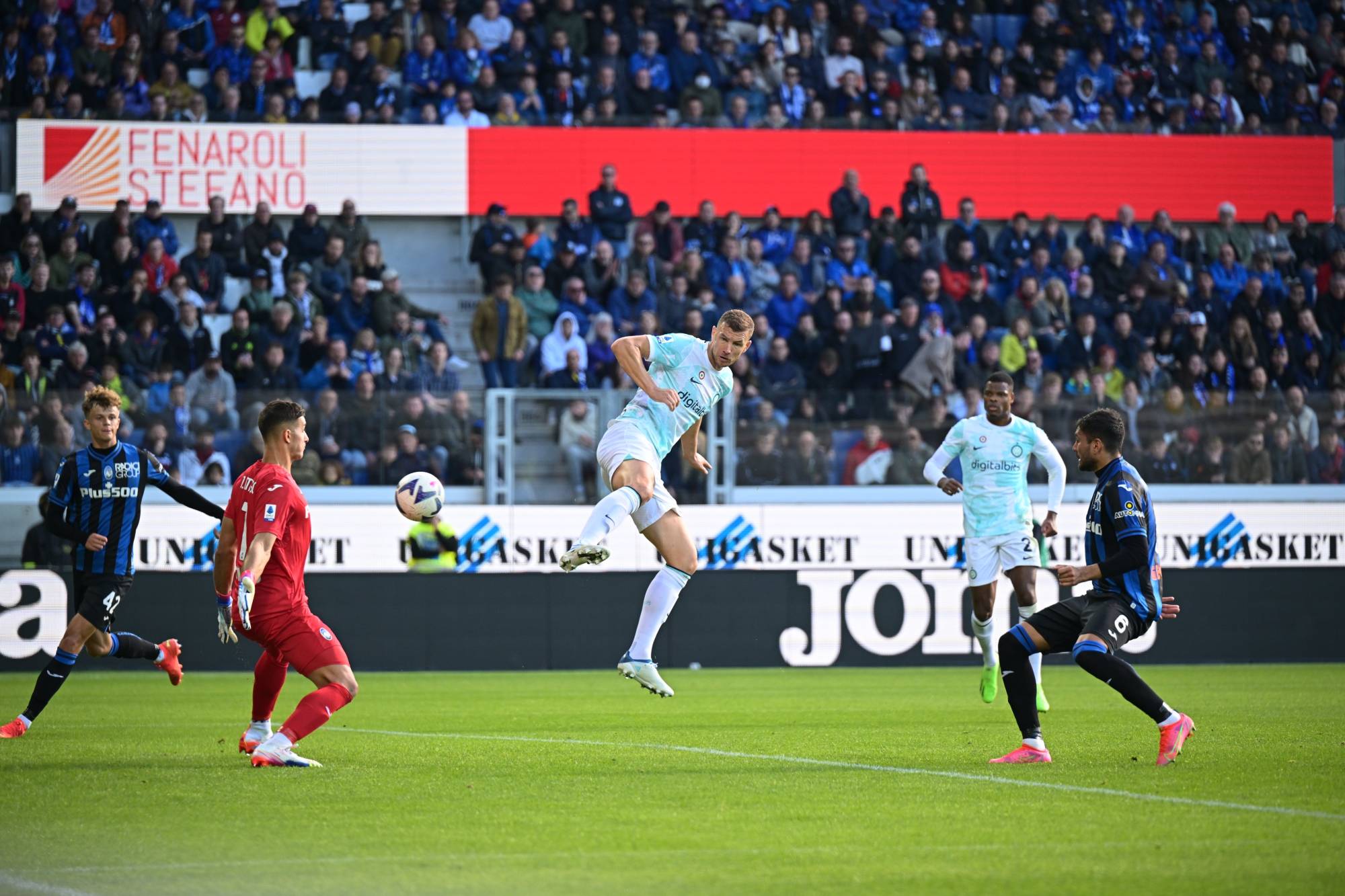 Football Lebanon - إنتر ويوفنتوس يطاردان نابولي... وميلان يلاقي روما