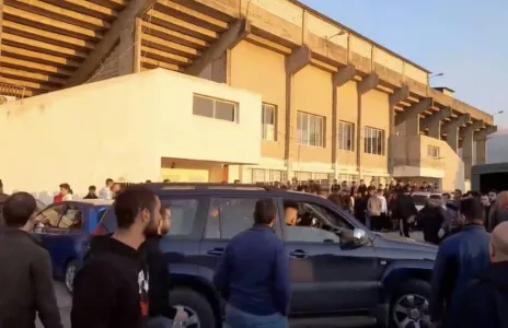 Football Lebanon - حصار على الحكم وجرحى بعد الإشكال الذي حصل بين جمهور السلام والقوى الأمنية