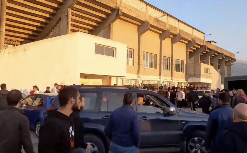 Football Lebanon - حصار على الحكم وجرحى بعد الإشكال الذي حصل بين جمهور السلام والقوى الأمنية