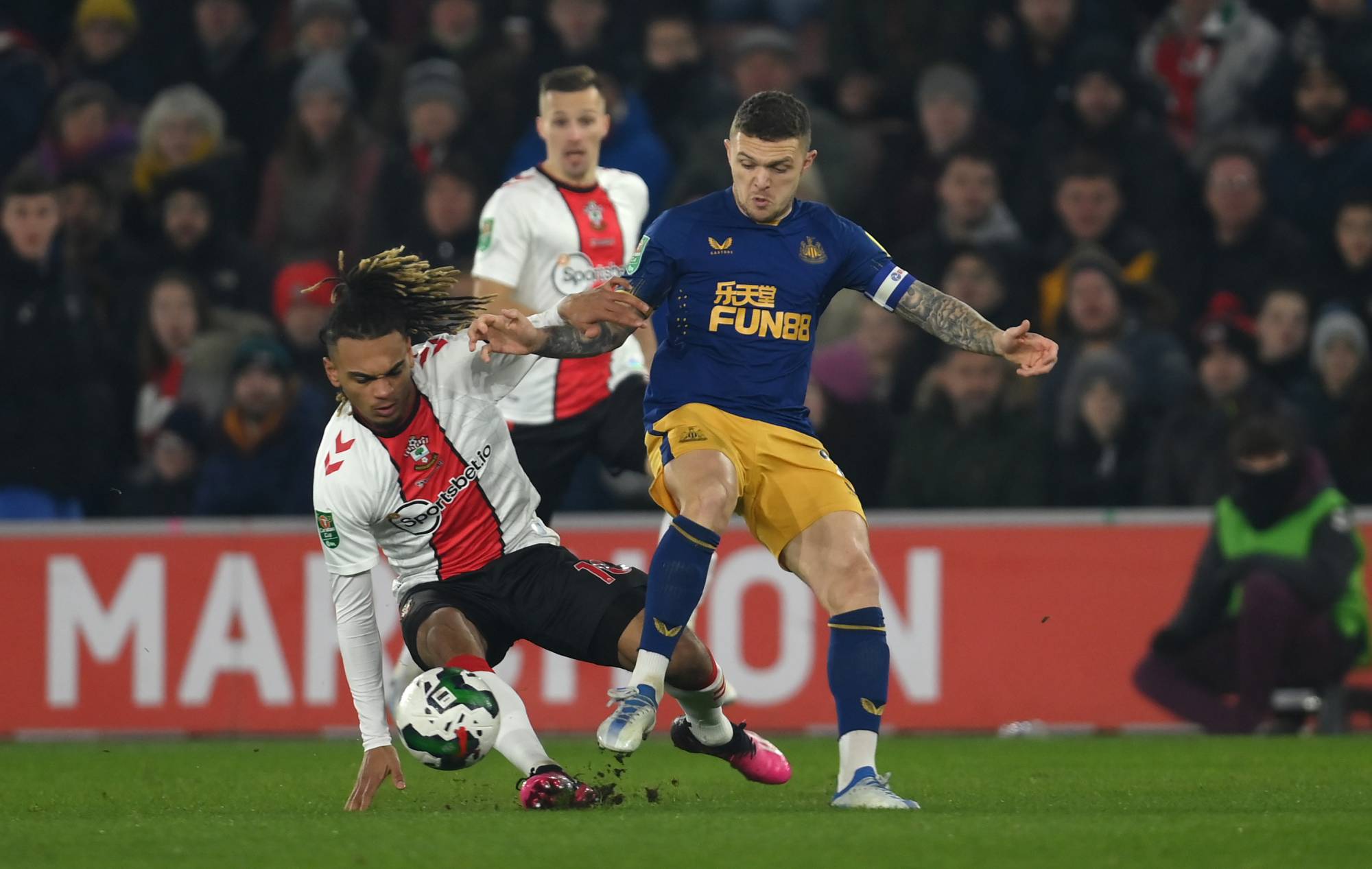 Football Lebanon - نيوكاسل يضع قدماً قي نهائي كأس الرابطة