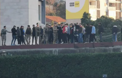 Football Lebanon - توقف مؤقت للمباراة بانتظار إخلاء سطح الملعب من جماهير النجمة