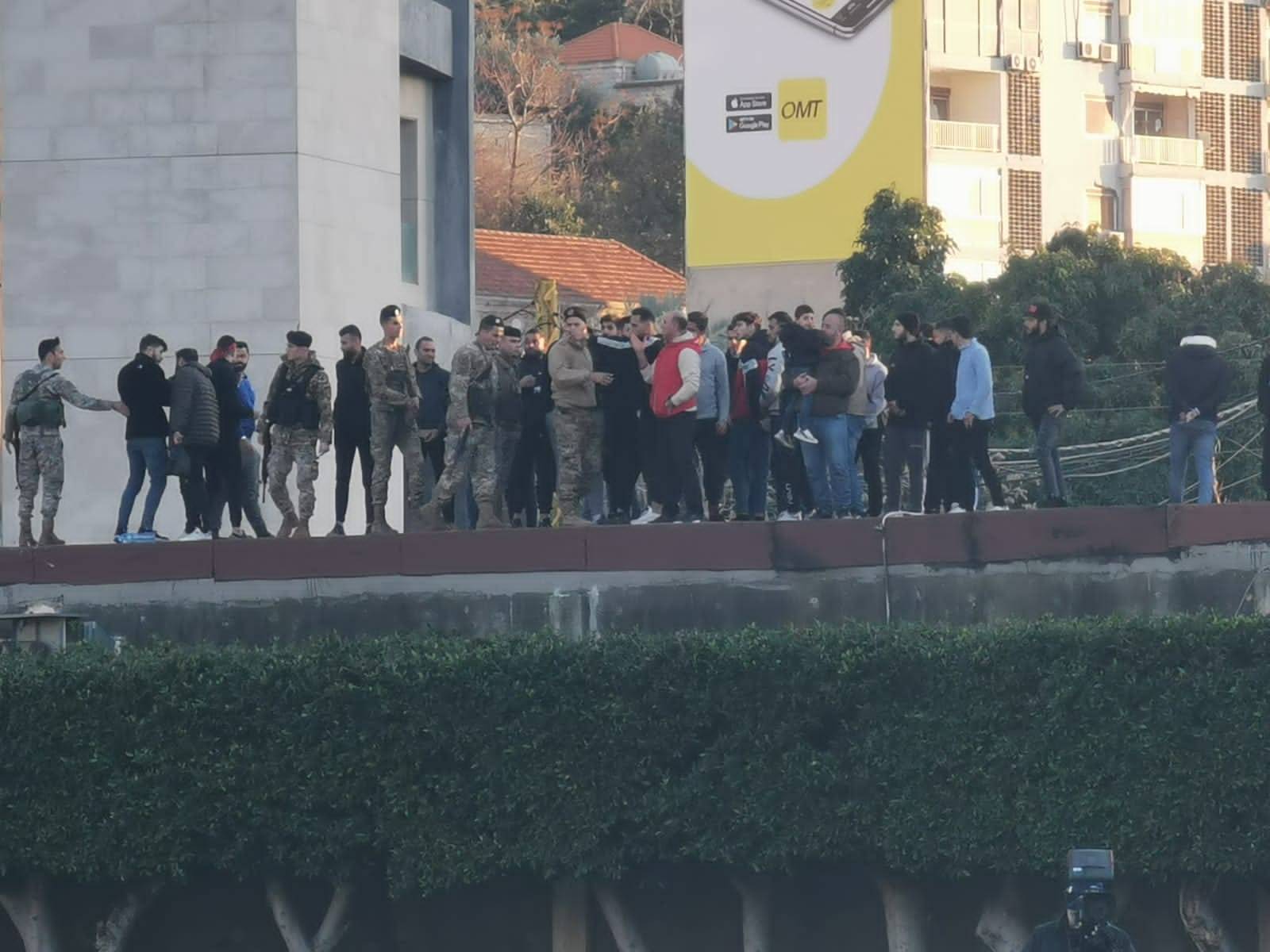 Football Lebanon - توقف مؤقت للمباراة بانتظار إخلاء سطح الملعب من جماهير النجمة