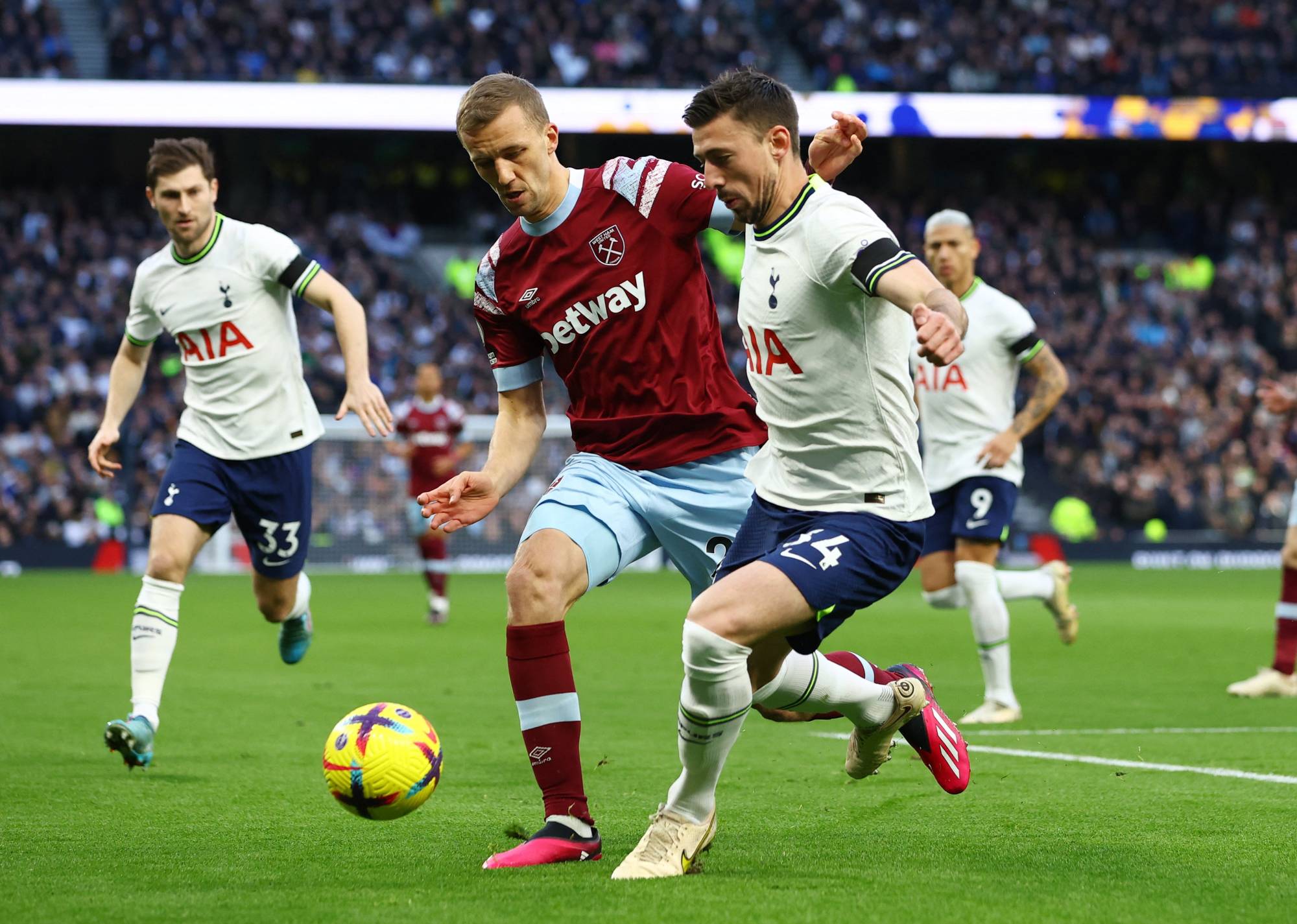 Football Lebanon - أرسنال ويونايتد ينتعشان بسقوط سيتي... وتقدّم ليفربول وتوتنهام