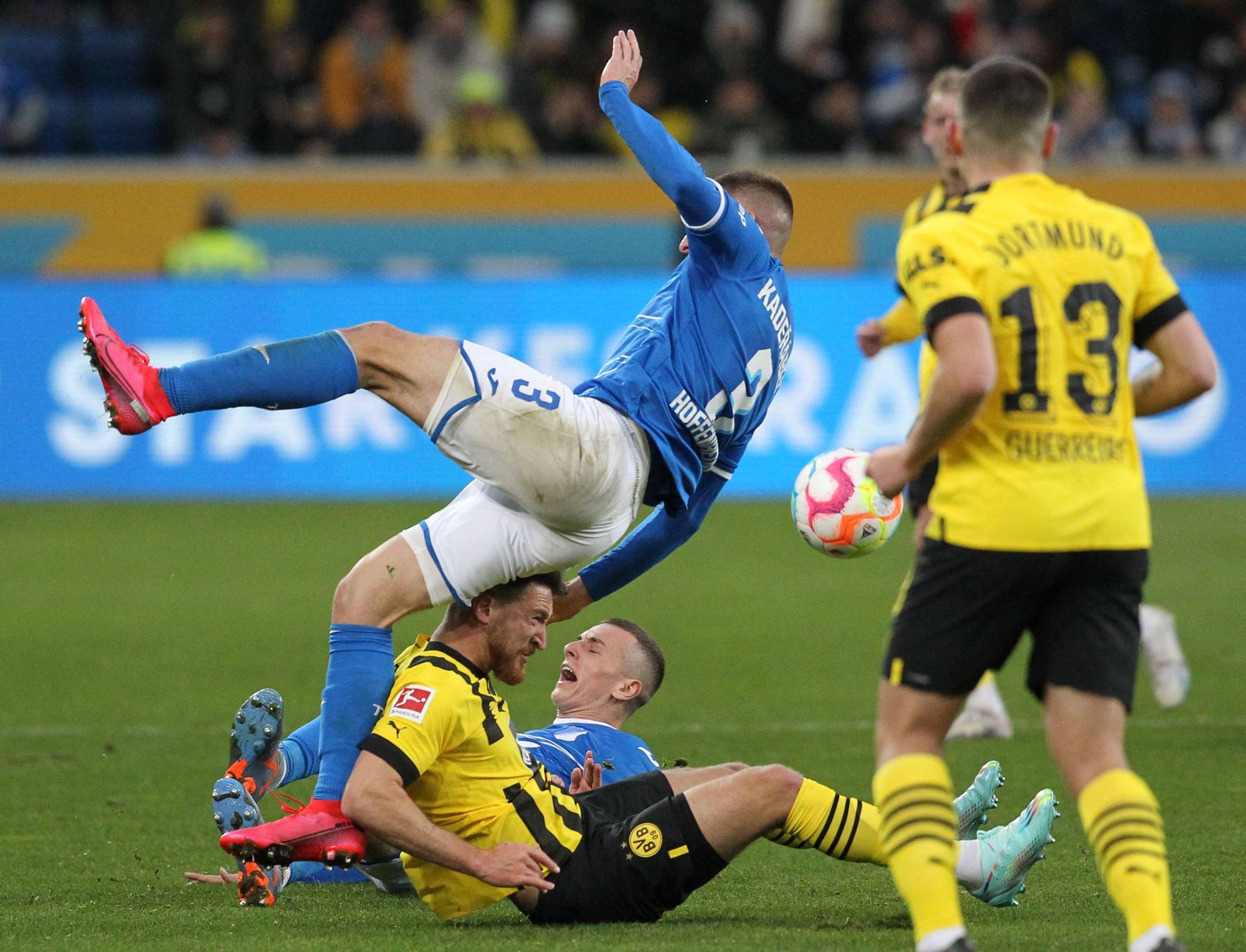 Football Lebanon - دورتموند ينتزع الصدارة... ولايبزيغ يتجاوز فرانكفورت نتيجةً وترتيباً