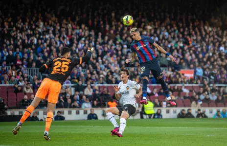 Football Lebanon - برشلونة ينتزع هدفاً وركلة جزاء وبطاقة حمراء من فالنسيا