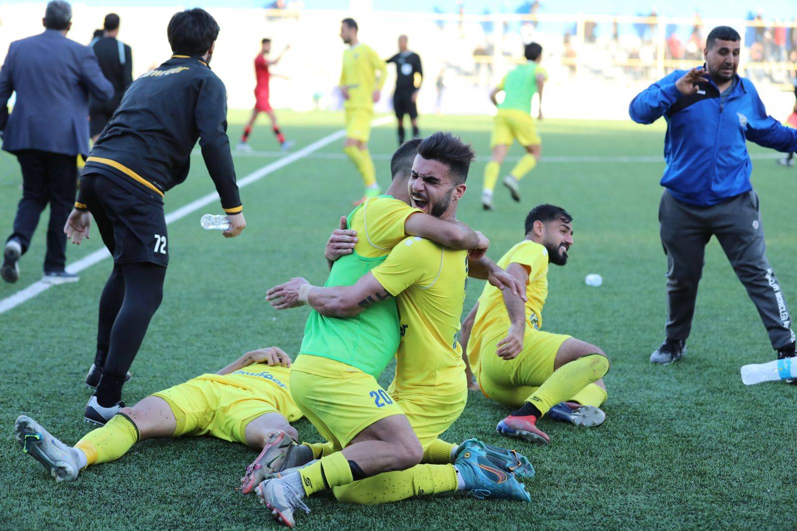 Football Lebanon - دعنا نطيل التقبيل