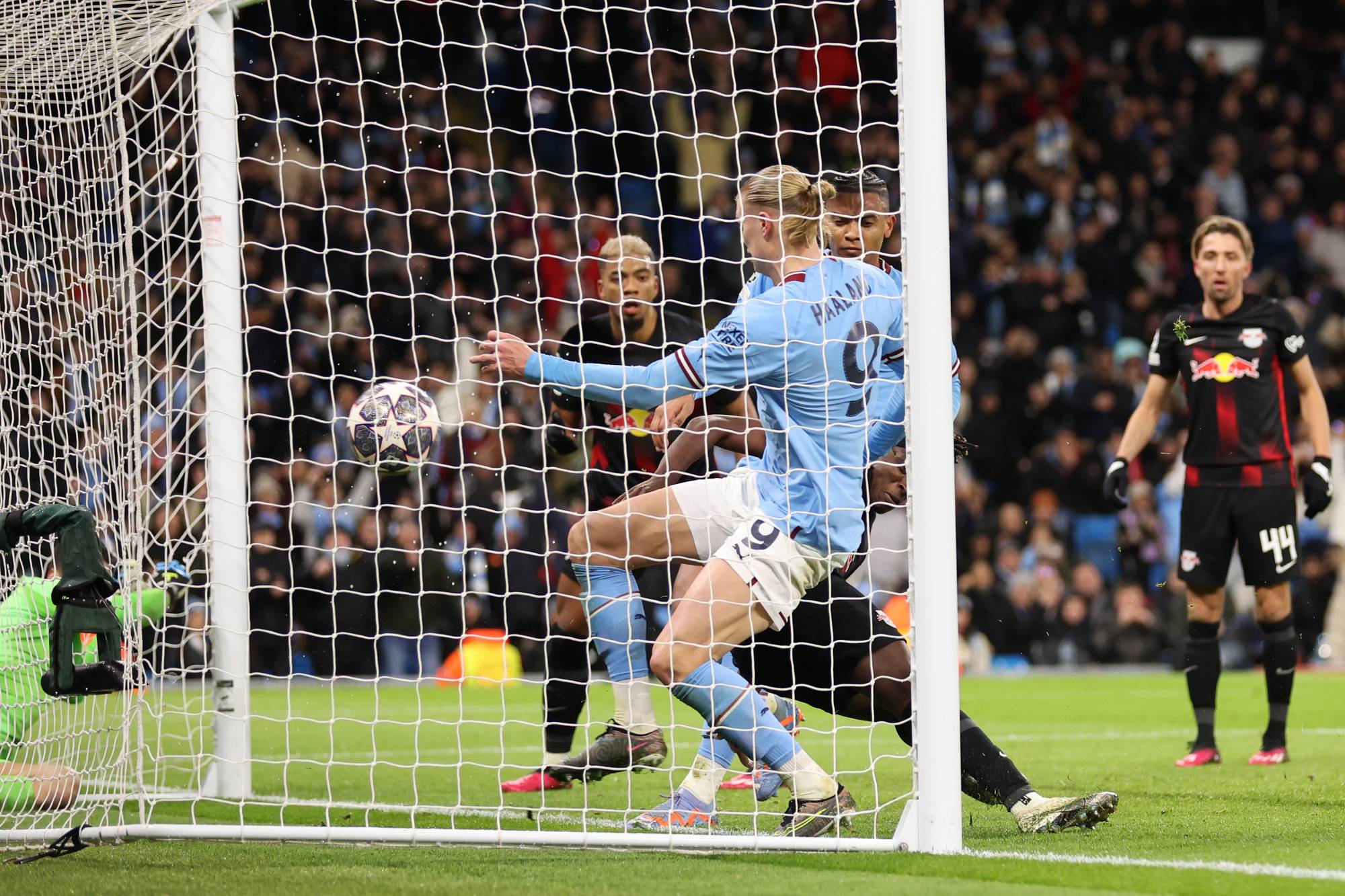 Football Lebanon - إعصار هالاند يسحق لايبزيغ... وإنتر يعبر بهدوء إلى ربع نهائي دوري الأبطال