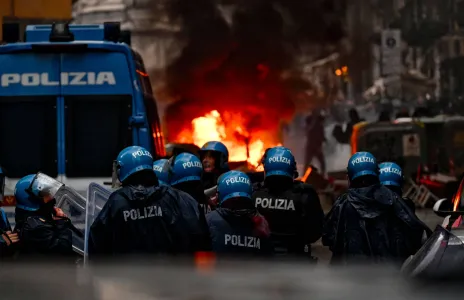 Football Lebanon - جمهور فرانكفورت يشتبك مع شرطة نابولي