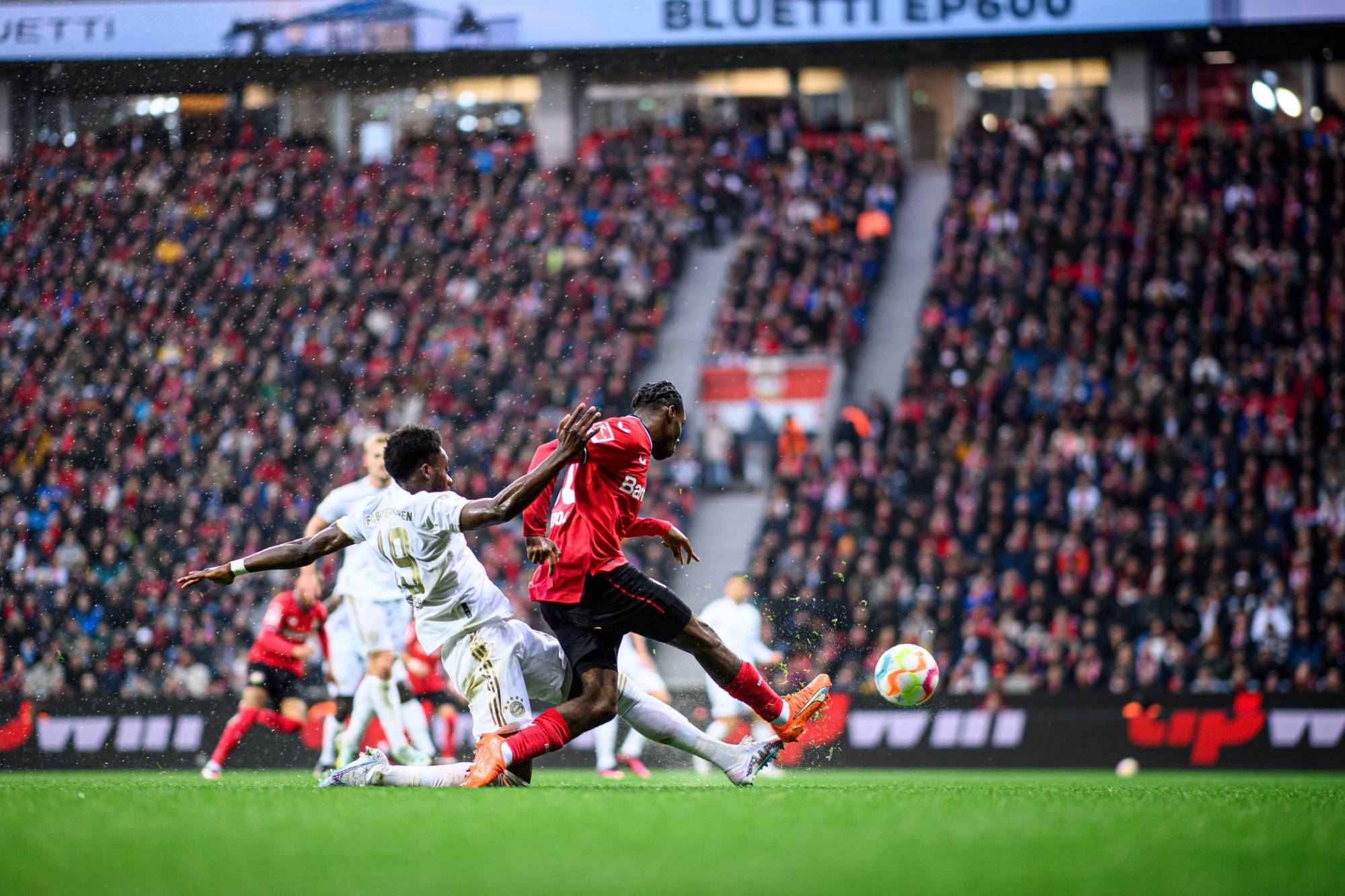 Football Lebanon - ليفركوزن يهزم بايرن ميونيخ ويهدي الصدارة إلى دورتموند