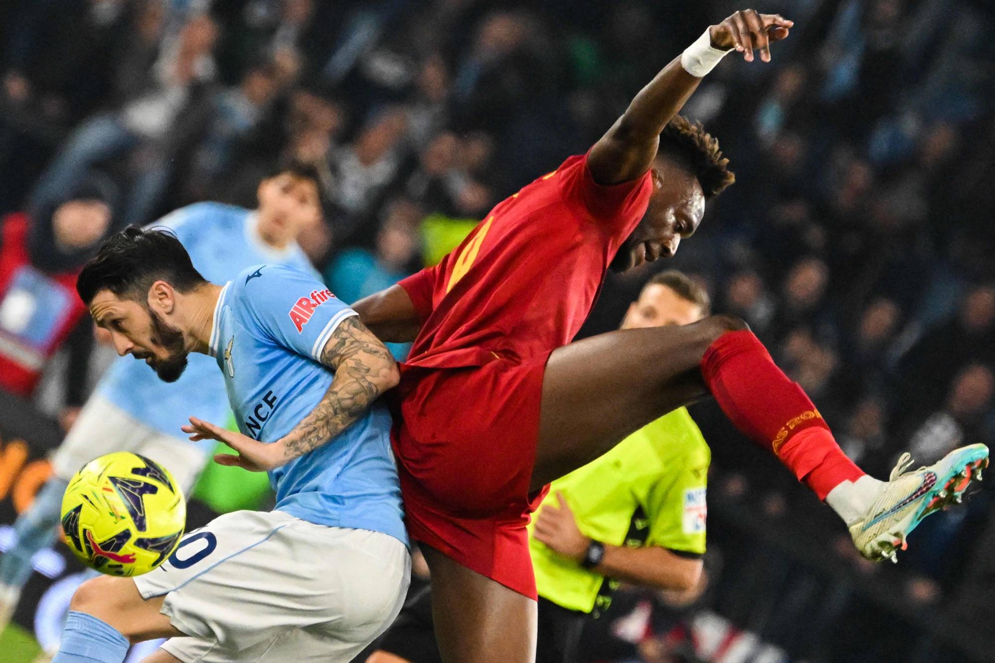 Football Lebanon - لاتسيو يهزم روما ورتقي إلى الوصافة في مباراة عنيفة