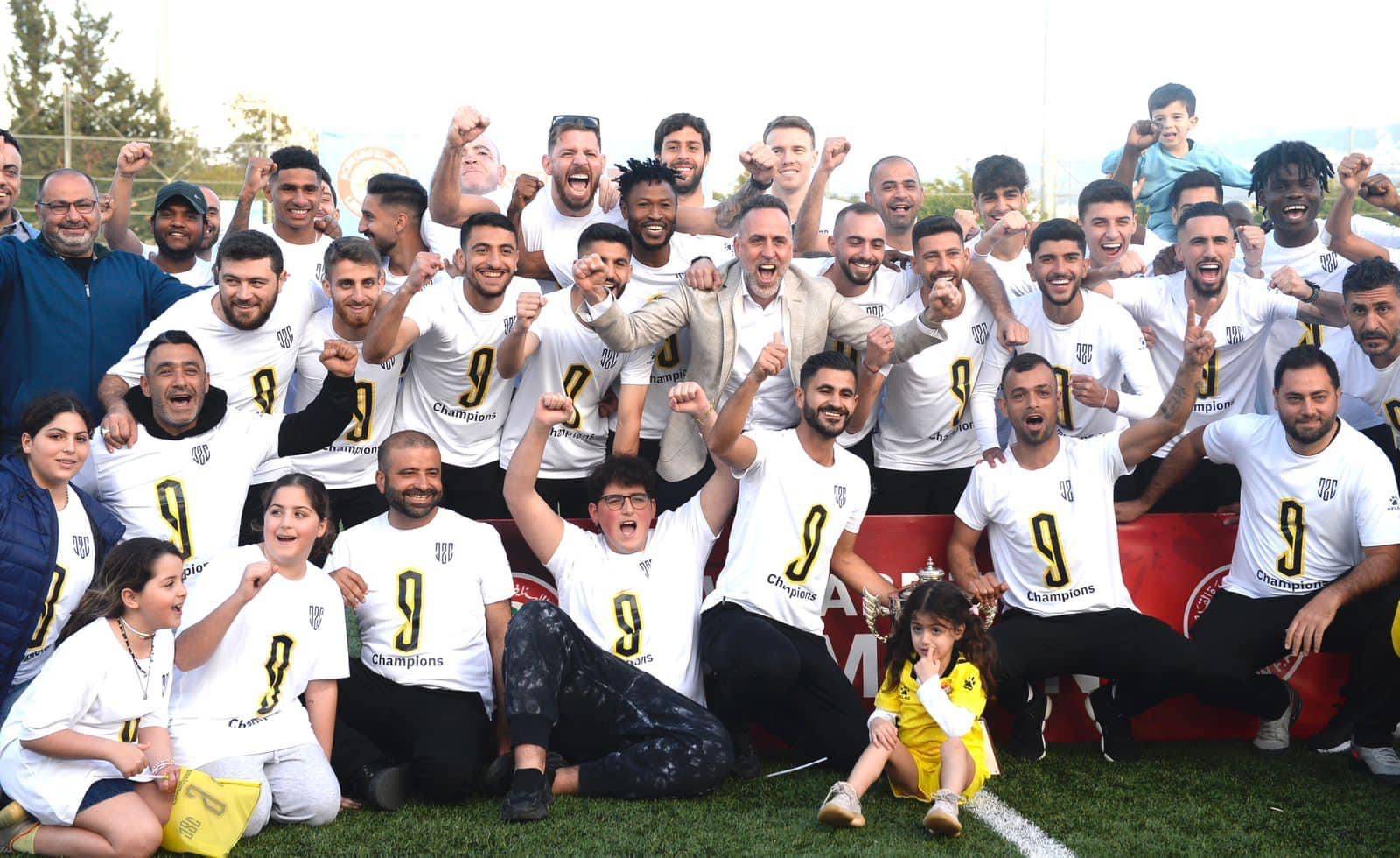 Football Lebanon - هاشم حيدر يسلّم كأس بطولة الدوري اللبناني للدرجة الأولى لفريق العهد