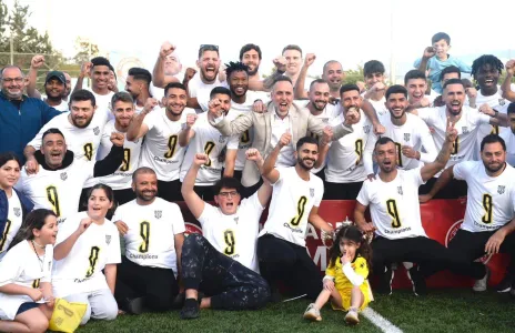 Football Lebanon - هاشم حيدر يسلّم كأس بطولة الدوري اللبناني للدرجة الأولى لفريق العهد