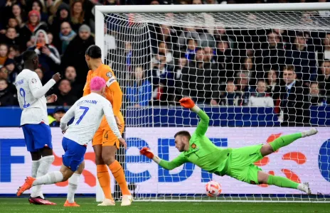 Football Lebanon - فرنسا تهزم هولندا...وكتابة التاريخ على يدَي لوكاكو وإيبراهيموفيتش