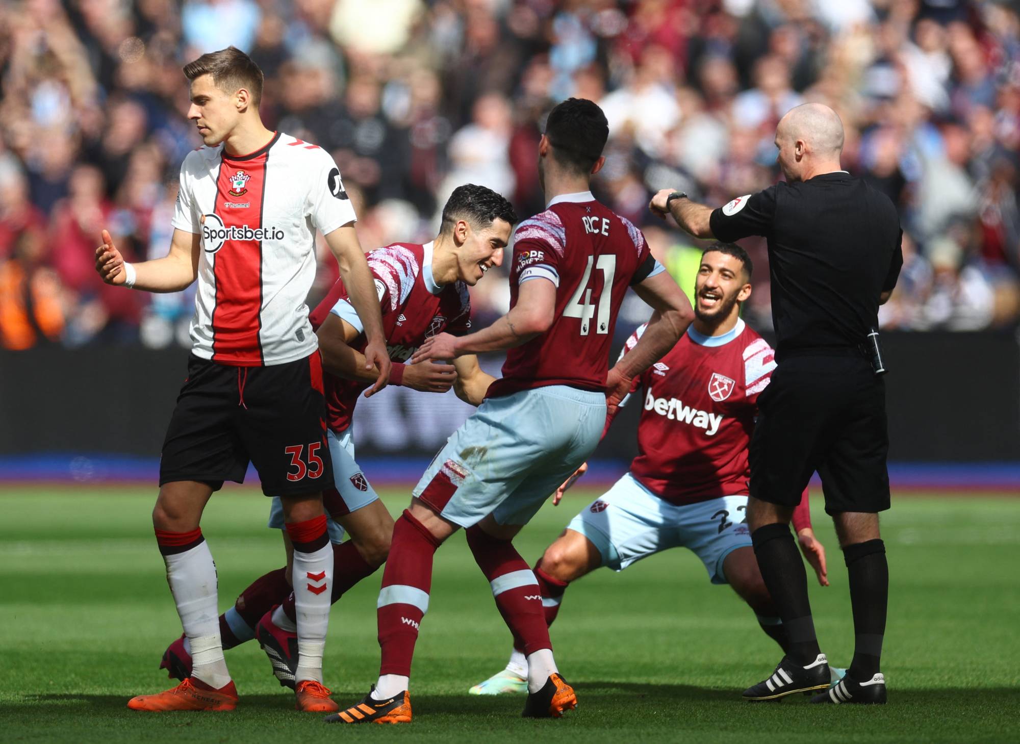 Football Lebanon - المغربي أكرد ينعش آمال وست هام في البقاء