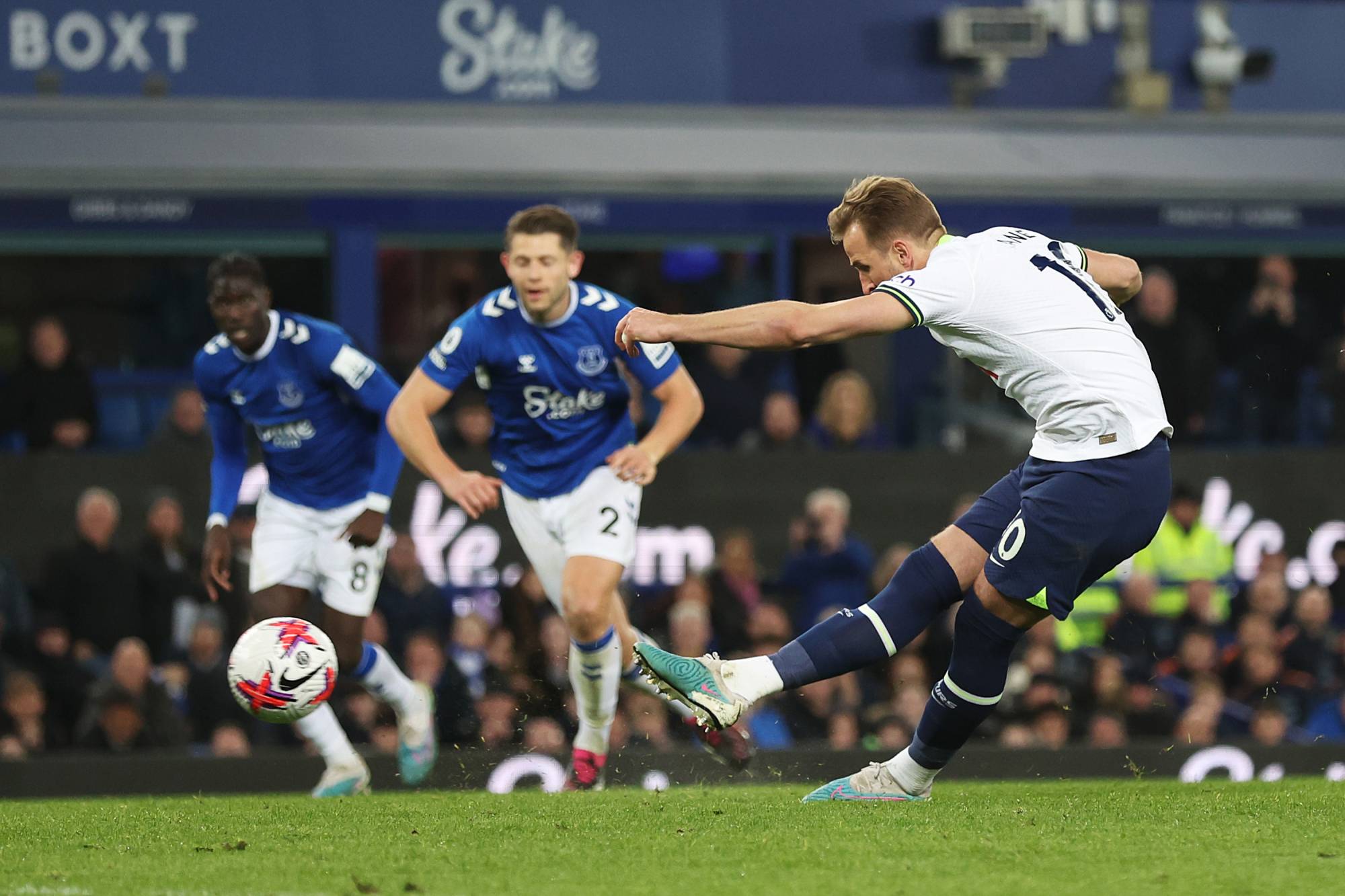 Football Lebanon - توتنهام يتعرقل ويتقدم إلى المركز الرابع