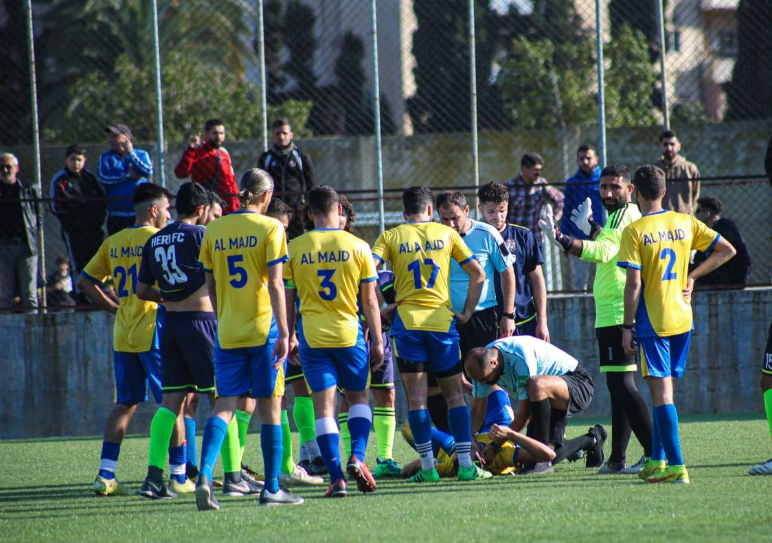 Football Lebanon - الحكم ماهر العلي يسعف لاعب في الدرجة الرابعة
